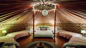 een slaapkamer met 2 bedden in een yurt bij Shantee House in Boedapest