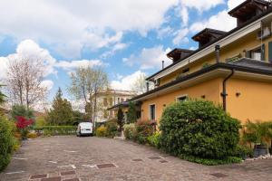 una casa con un coche estacionado al lado de una entrada en Hotel Rovere en Treviso