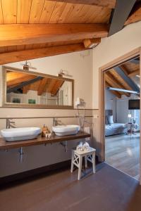 a bathroom with two sinks and a mirror at Hotel Rovere in Treviso