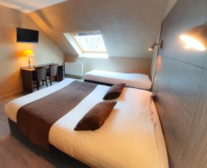 Postel nebo postele na pokoji v ubytování Hotel Alicia Auray Le Bono