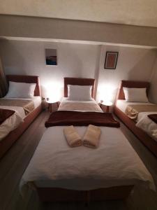 1 dormitorio con 2 camas y toallas. en Apartman-Stan na dan -Stolac en Stolac