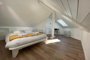 1 dormitorio con 1 cama con 2 toallas en Tiny House - town house in the centre of Annecy terrace & air conditioning, en Annecy