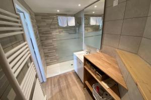 Ένα μπάνιο στο Tiny House - town house in the centre of Annecy terrace & air conditioning