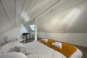 เตียงในห้องที่ Tiny House - town house in the centre of Annecy terrace & air conditioning