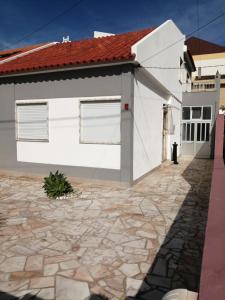 ペニシェにあるquartos da praiaの石造りの白屋