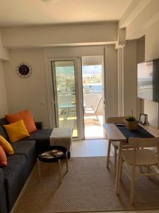 un salon avec un canapé et une table dans l'établissement MV Penthouse, à Athènes 23 autres photos