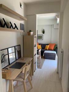 un petit appartement avec un bureau et un canapé dans l'établissement MV Penthouse, à Athènes