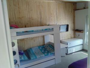 Katil dua tingkat atau katil-katil dua tingkat dalam bilik di Chalupa 73