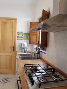 Kuchyň nebo kuchyňský kout v ubytování La casa dei cugini