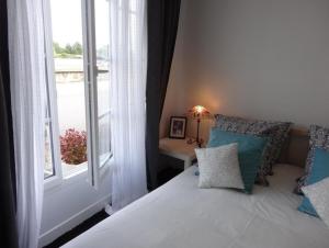 イシニー・シュル・メールにあるLe Petit Maraisのベッドルーム1室(枕付きのベッド1台、窓付)