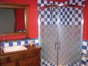 W łazience znajduje się prysznic i umywalka. w obiekcie Hotel Palacio Oxangoiti w mieście Lekeitio