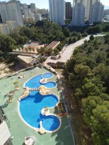 an overhead view of a swimming pool in a city at Apartamento en La Cala in Cala de Finestrat