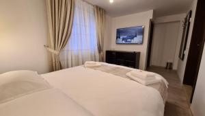 Tempat tidur dalam kamar di Pensiunea Mădălina