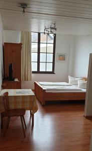 Gästehaus Samuel Wadgassen tesisinde bir odada yatak veya yataklar