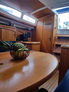 a bowl of fruit on a table in a boat at MERVEILLEUX MOMENT DE DETENTE SUR NOTRE VOILIER in Cap d'Agde