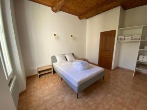 1 dormitorio con 1 cama en la esquina de una habitación en Très beau appartement au centre historique de Riez, en Riez