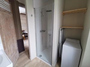 uma casa de banho com um chuveiro ao lado de um WC em Appartement Escapade Marine - Maison d Aligre em Marans