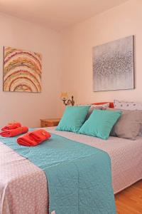 twee bedden naast elkaar in een slaapkamer bij Apartments Gabriela in Drvenik