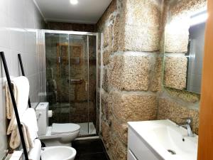 A bathroom at Quinta da Casa dos Santos - Inside Gerês