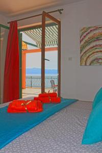 Schlafzimmer mit einem Bett und Meerblick in der Unterkunft Apartments Gabriela in Drvenik