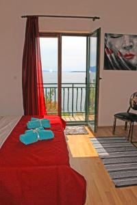 Schlafzimmer mit einem Bett und Meerblick in der Unterkunft Apartments Gabriela in Drvenik