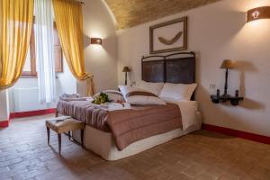 A bed or beds in a room at Torre della Botonta