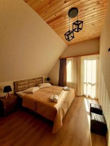 Ένα ή περισσότερα κρεβάτια σε δωμάτιο στο Kazbegi Inn