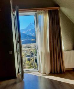 A general mountain view or a mountain view taken from a szállodákat