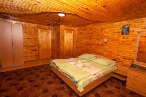 ヤブルニツァにあるSmerekova Hataの木造キャビン内のベッド1台が備わるベッドルーム1室を利用します。