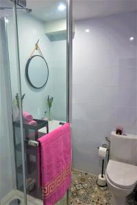 e bagno con servizi igienici, doccia e asciugamano rosa. di Rudera u Sióstr DREWNIANY DOMEK Stróża a Stróża