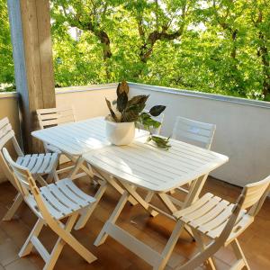 Biały stół i krzesła na ganku w obiekcie Hotel Paradiso Dépendance w mieście Altedo