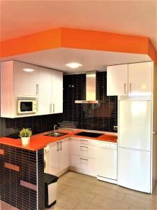 Kuchnia lub aneks kuchenny w obiekcie Precioso apartamento frente al mar Benalbeach