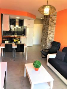 Kuchnia lub aneks kuchenny w obiekcie Precioso apartamento frente al mar Benalbeach