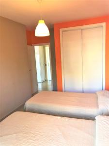 Łóżko lub łóżka w pokoju w obiekcie Precioso apartamento frente al mar Benalbeach
