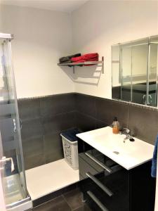 łazienka z umywalką i lustrem w obiekcie Precioso apartamento frente al mar Benalbeach w mieście Benalmádena