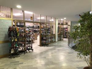a store aisle with a lot of products on display w obiekcie Precioso apartamento frente al mar Benalbeach w mieście Benalmádena