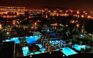Basen w obiekcie Precioso apartamento frente al mar Benalbeach lub w pobliżu