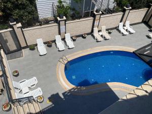 an overhead view of a swimming pool with lounge chairs at MİYAS LUXURY HOTEL in Kemer