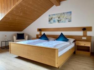 Een bed of bedden in een kamer bij Garni Hotel Tauber