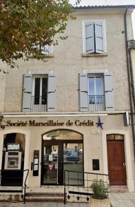 una tienda frente a un edificio con una estrella en Très beau appartement au centre historique de Riez, en Riez