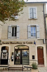 un magasin devant un bâtiment avec une étoile dans l'établissement Très beau appartement au centre historique de Riez, à Riez