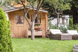 卢塔戈Apartments Silva Alpenblick的院子里的木棚和两把椅子 更多13张照片