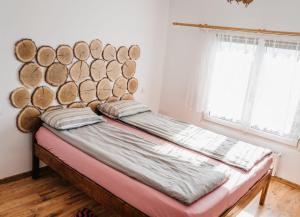Postel nebo postele na pokoji v ubytování Cabana din Dealul Cucului + 30 fotografií