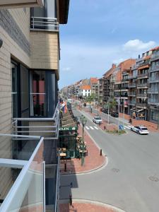 een uitzicht op een stadsstraat vanuit een gebouw bij Nieuwbouwappartement Lippenslaan, 2 -Slaapkamers in Knokke-Heist