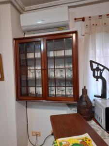 uma cozinha com um armário de vidro com uma luz sobre ele em CAMINO A MONASTERIO em Alhama de Aragón