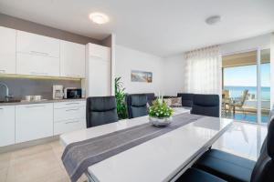 una cucina e una sala da pranzo con tavolo e sedie di Sea view apartment Ema a Spalato (Split)