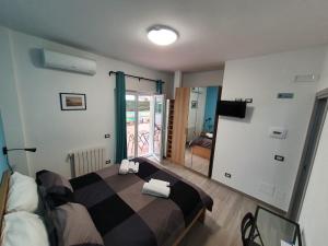 Postel nebo postele na pokoji v ubytování @home Napoli