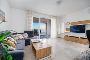 Televízia a/alebo spoločenská miestnosť v ubytovaní Sea view apartment Ema