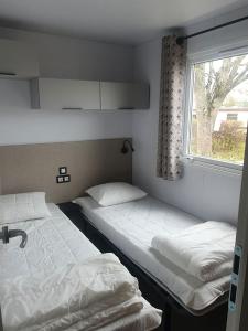 En eller flere senge i et værelse på Camping Panorama