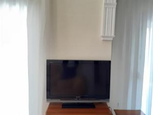 Televízia a/alebo spoločenská miestnosť v ubytovaní Asteris appartment